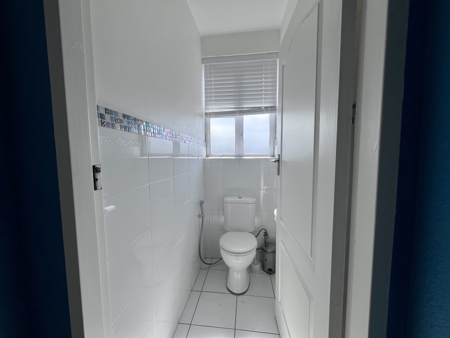 2 Bedroom Property for Sale in Claremont Village Western Cape
